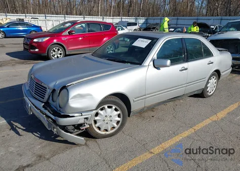 1998 Mercedes-Benz E 320 z USA, uszkodzony, nr VIN WDBJF65F6WA669801